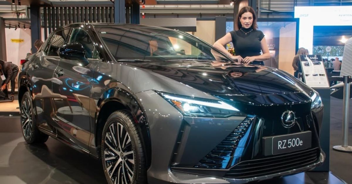 Nancy Serapião ao lado do Lexus RZ 500e durante apresentação do SUV elétrico premium no Catarina Aviation Show 2026, em São Roque.