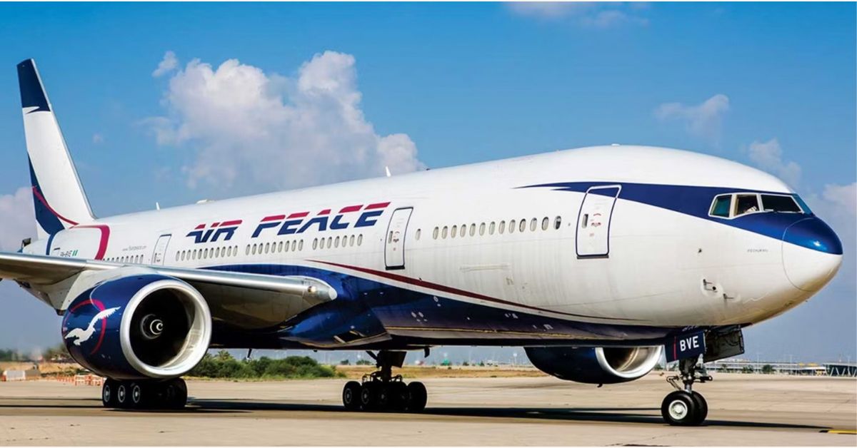 Avião da Air Peace estacionado em aeroporto. A companhia aérea nigeriana recebeu autorização da Anac para operar voos internacionais regulares com origem ou destino no Brasil.