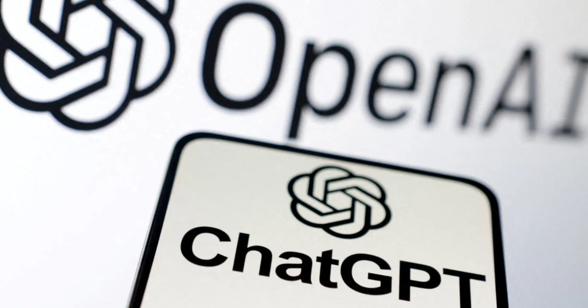 Novo ChatGPT da OpenAI em destaque na tela de um smartphone, diante do logotipo da empresa, ilustrando a reformulação da plataforma e a estratégia de expansão antes do IPO.