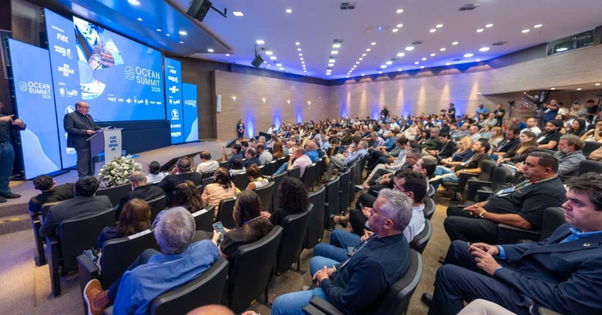 Auditório lotado acompanha a abertura do Ocean Summit 2026 na Casa da Indústria, em Fortaleza, evento que reúne lideranças empresariais, especialistas e representantes do setor público para discutir oportunidades ligadas à economia do mar.