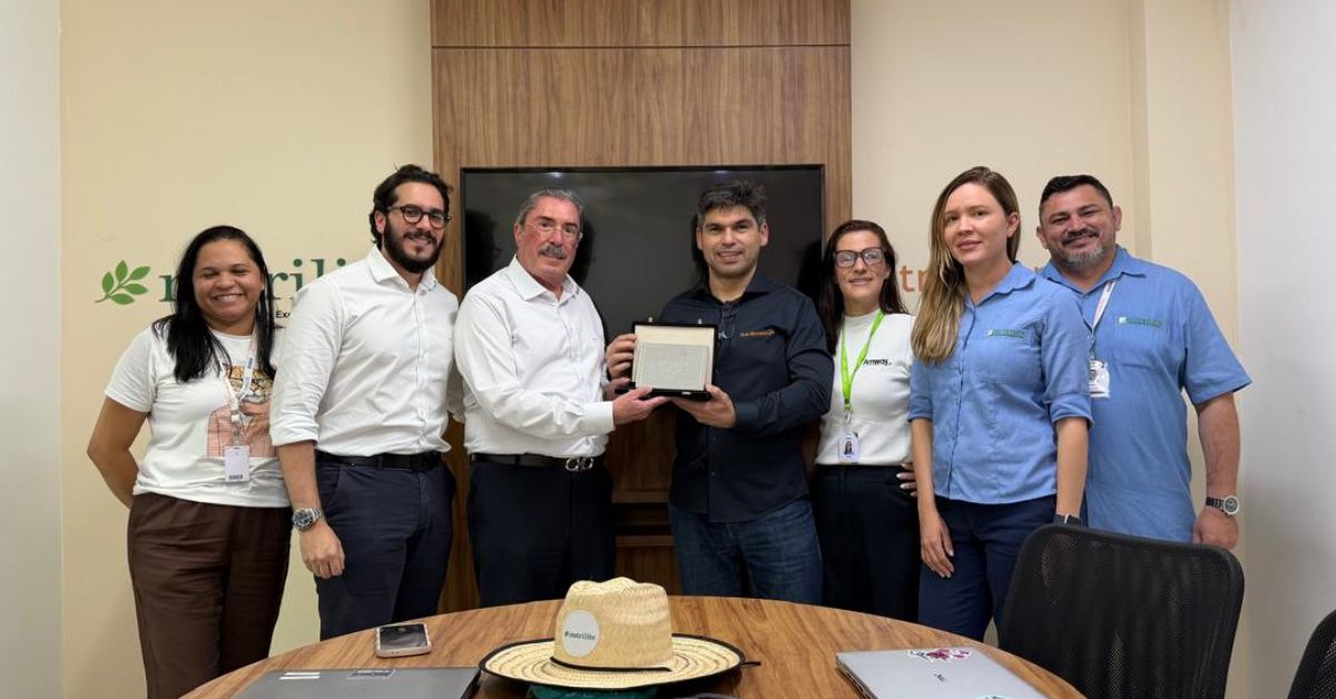 Executivos e colaboradores da Prime Plus e da Fazenda Amway Nutrilite durante cerimônia que marcou os 10 anos de parceria entre as empresas, em Ubajara, no Ceará.