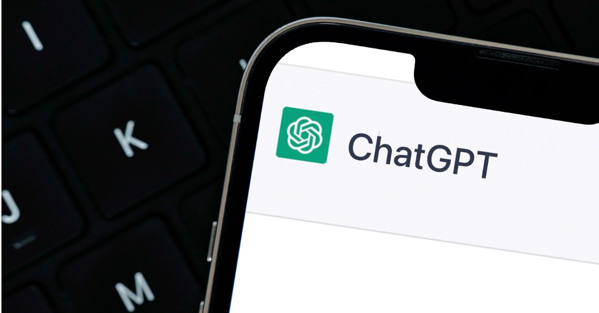 Logotipo do ChatGPT exibido na tela de um smartphone, em imagem relacionada ao processo contra OpenAI e Microsoft por direitos autorais.