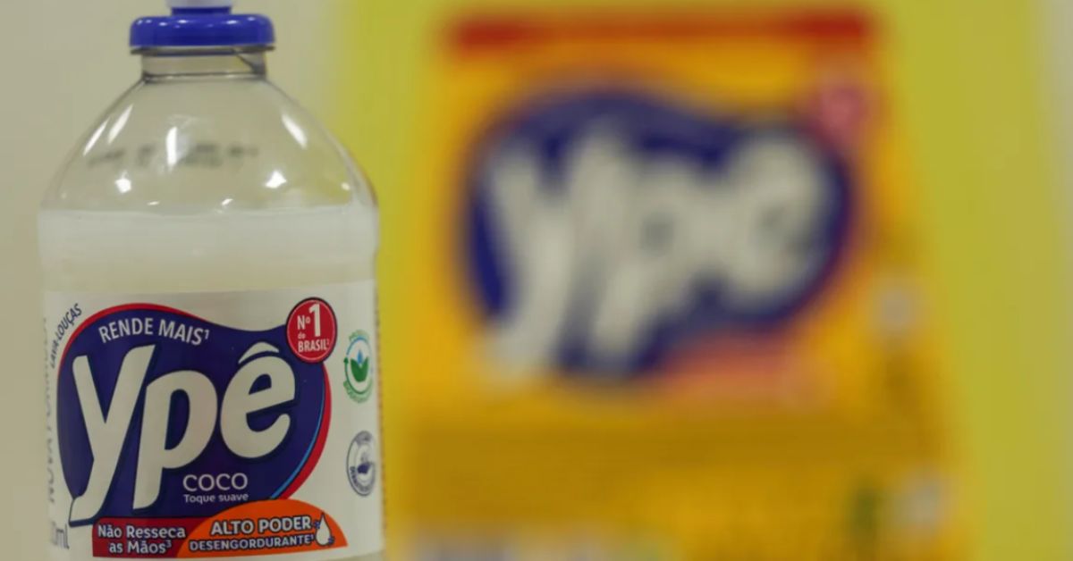 Embalagem de detergente Ypê Coco em primeiro plano, com produtos da marca desfocados ao fundo.