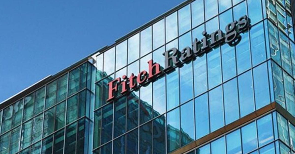 Fachada de edifício corporativo da Fitch Ratings, agência que elevou a projeção do PIB do Brasil para 2026 e alertou para desaceleração da economia nos anos seguintes.