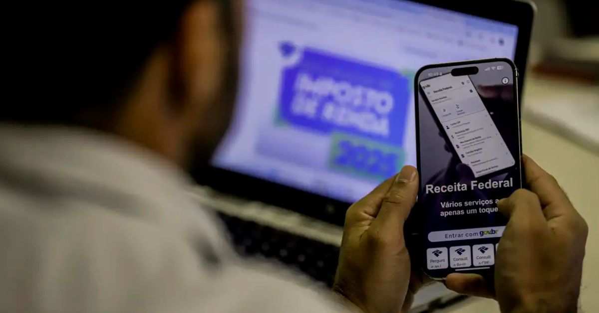Contribuinte acessa aplicativo da Receita Federal para consultar restituição automática do Imposto de Renda