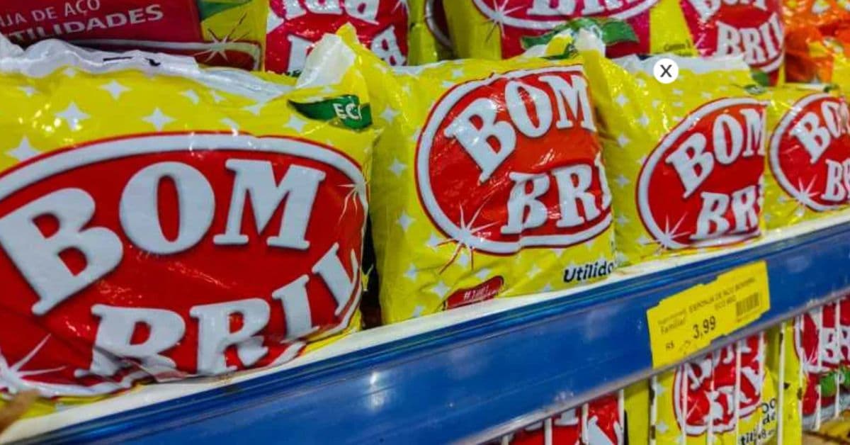 Produtos da Bombril expostos em prateleira de supermercado, com embalagens da marca em destaque.