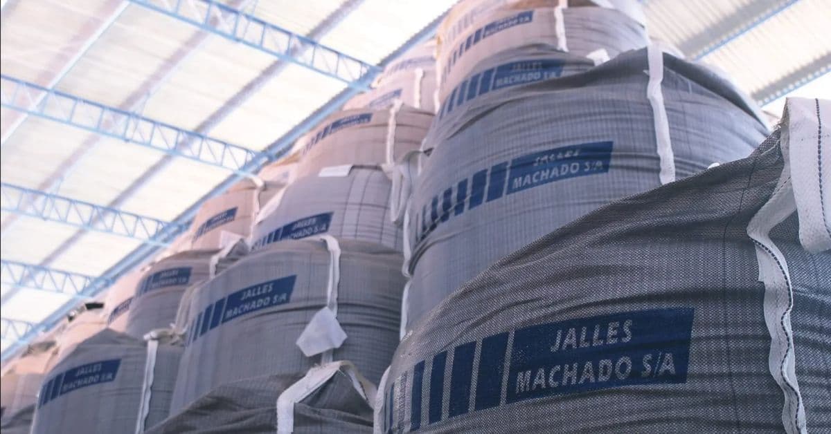 Sacarias da Jalles Machado armazenadas em unidade industrial da companhia durante operação ligada à produção sucroenergética.