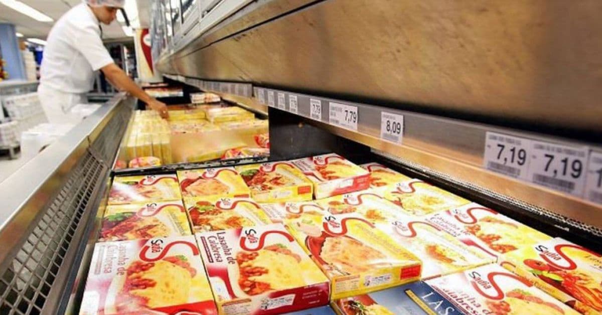Sadia na Copa de 2026: produtos da marca expostos em freezer de supermercado durante período de preparação para aumento da demanda no varejo.