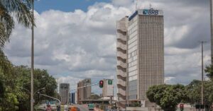 Aporte bilionário para socorrer o BRB avança na Câmara e aumenta obrigações fiscais do DF