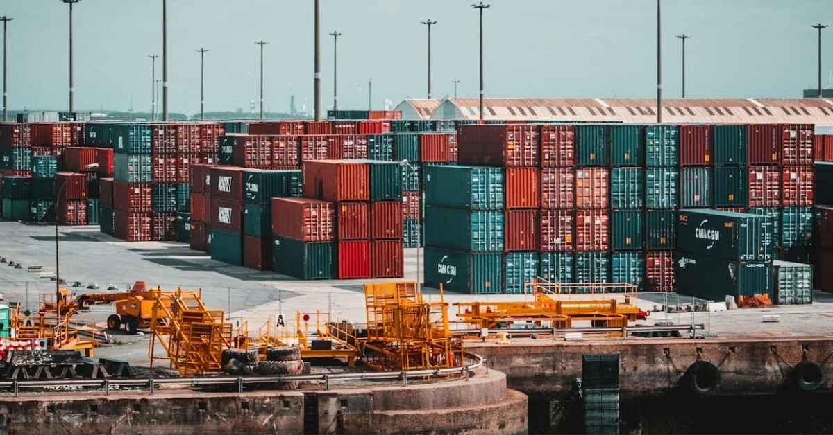 Contêineres empilhados em terminal portuário durante cenário de incerteza provocado pelo tarifaço dos EUA contra o Brasil e seus efeitos sobre exportações e cadeias industriais.