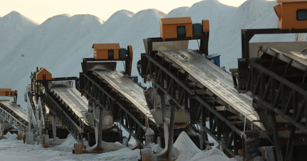 erras raras Brasil: estrutura industrial utilizada no processamento de minerais críticos, setor que atrai interesse da União Europeia.