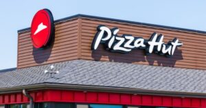Venda da Pizza Hut revela por que uma das maiores redes de pizzaria perdeu espaço no mercado