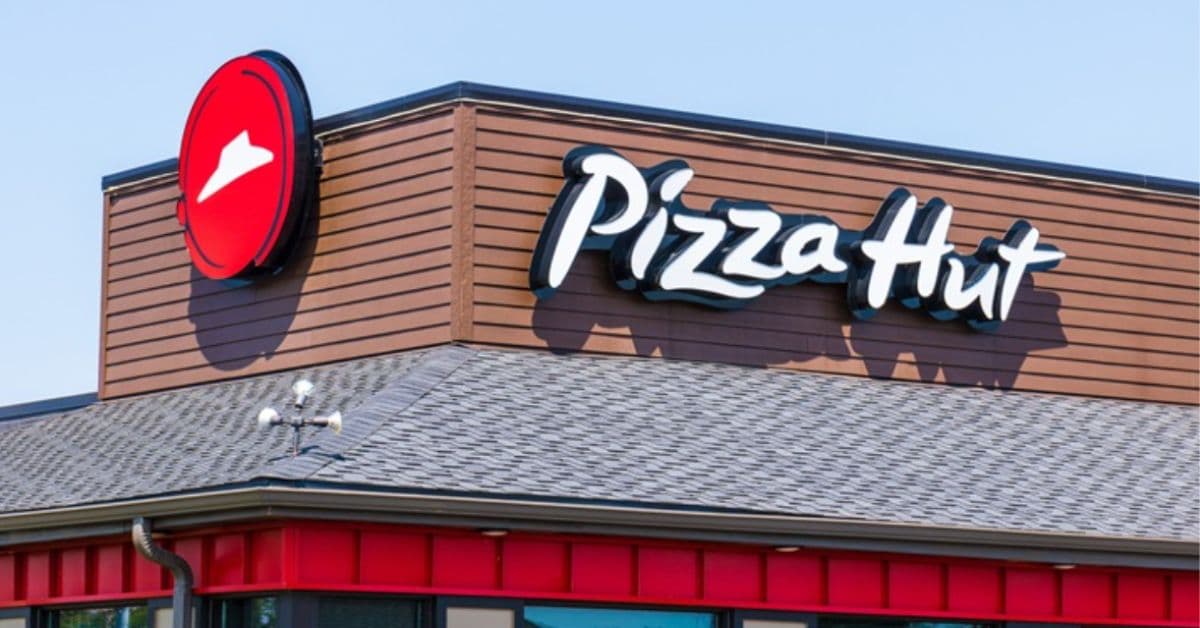 Fachada de uma unidade da Pizza Hut com logotipo da marca em destaque, em imagem usada para ilustrar a venda global da rede pela Yum! Brands.