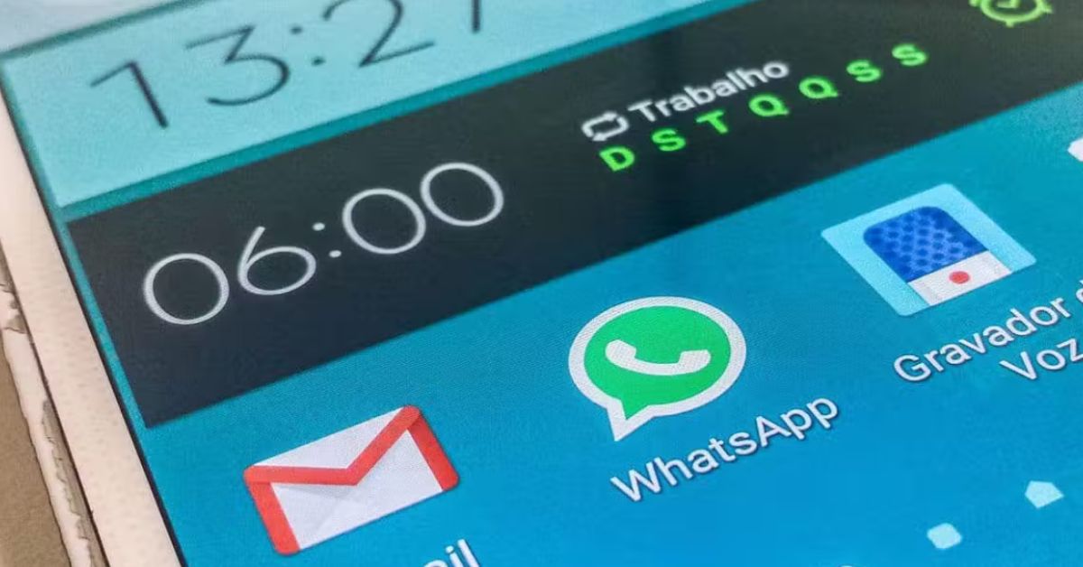 Tela de smartphone exibe o aplicativo WhatsApp, que anunciou recurso para conversar sem revelar o número de telefone.