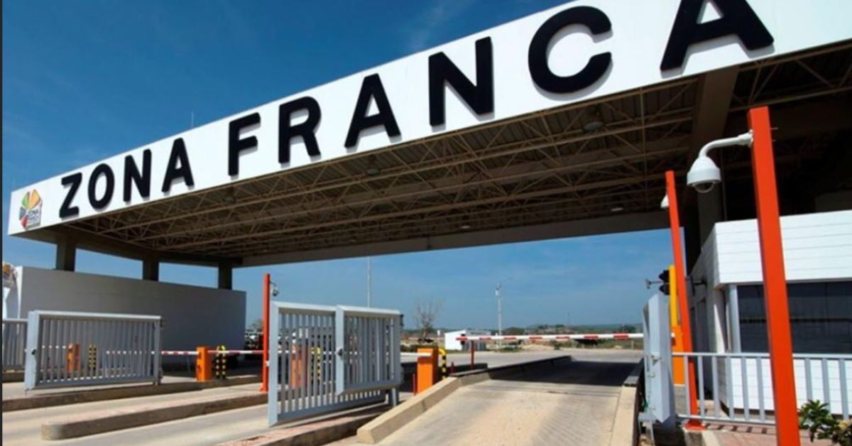 Entrada da Zona Franca de Manaus, com pórtico de acesso ao polo industrial que concentra empresas dos setores de eletroeletrônicos, motocicletas e bens de consumo no Amazonas.
