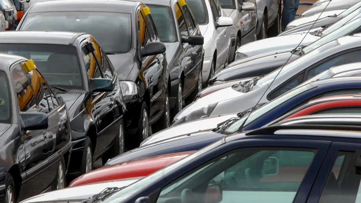 Imagem de veículos paras ilustrar uma matéria jornalística sobre carros argentinos e sobre o fim dos impostos de Javier Milei.