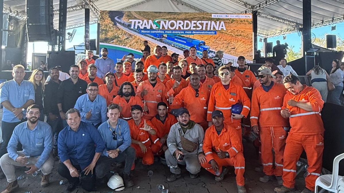 Imagem dos funcionários da Marquise Infraestrutura para ilustrar uma matéria jornalística sobre a Ferrovia Transnordestina.