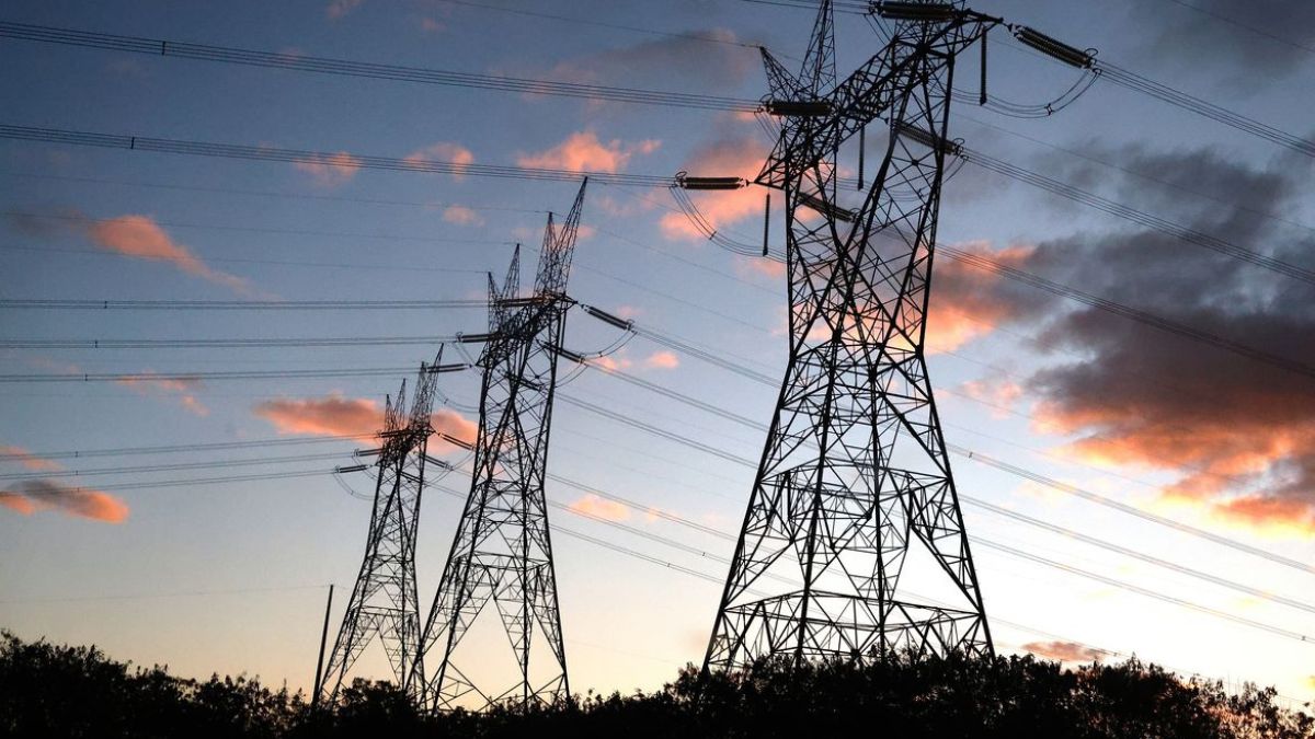 Imagem de torres de distribuição de energia elétrica para ilustrar uma matéria jornalística sobre as perdas de energia elétricas no Brasil.
