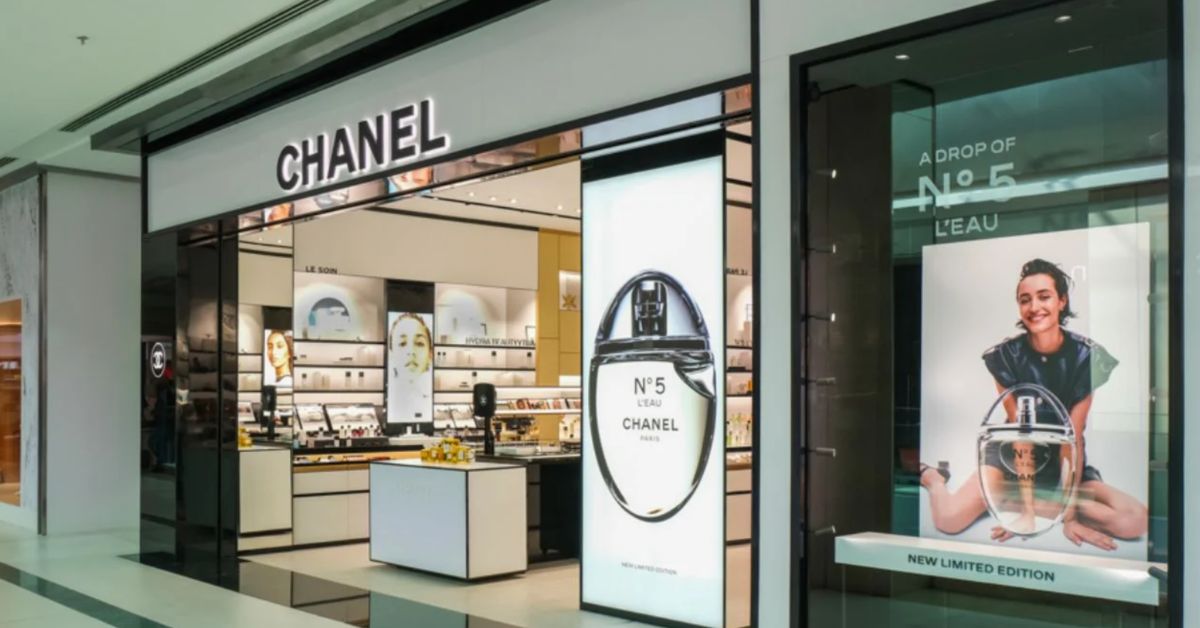 Fachada de uma loja da Chanel com vitrines exibindo perfumes e produtos de beleza da marca.