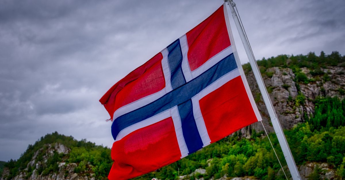 Bandeira da Noruega, ilustrando o país com uma das mais prósperas economias do mundo.