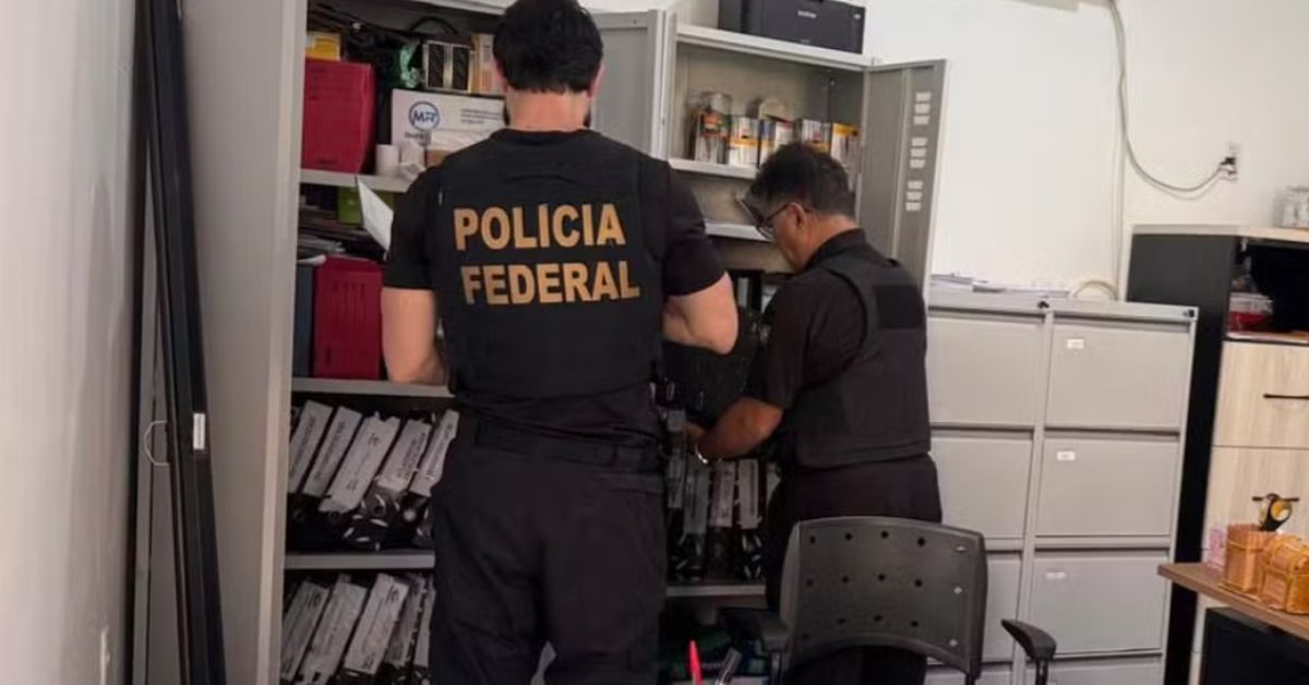 Agentes da Polícia Federal realizam busca em escritório durante a Operação Acesso Negado, que investiga suspeitas de irregularidades na aplicação de emendas PIX em Roraima.