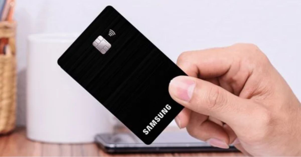 Fim do Samsung Itaucard ilustrado por cartão da Samsung sendo segurado por uma pessoa.