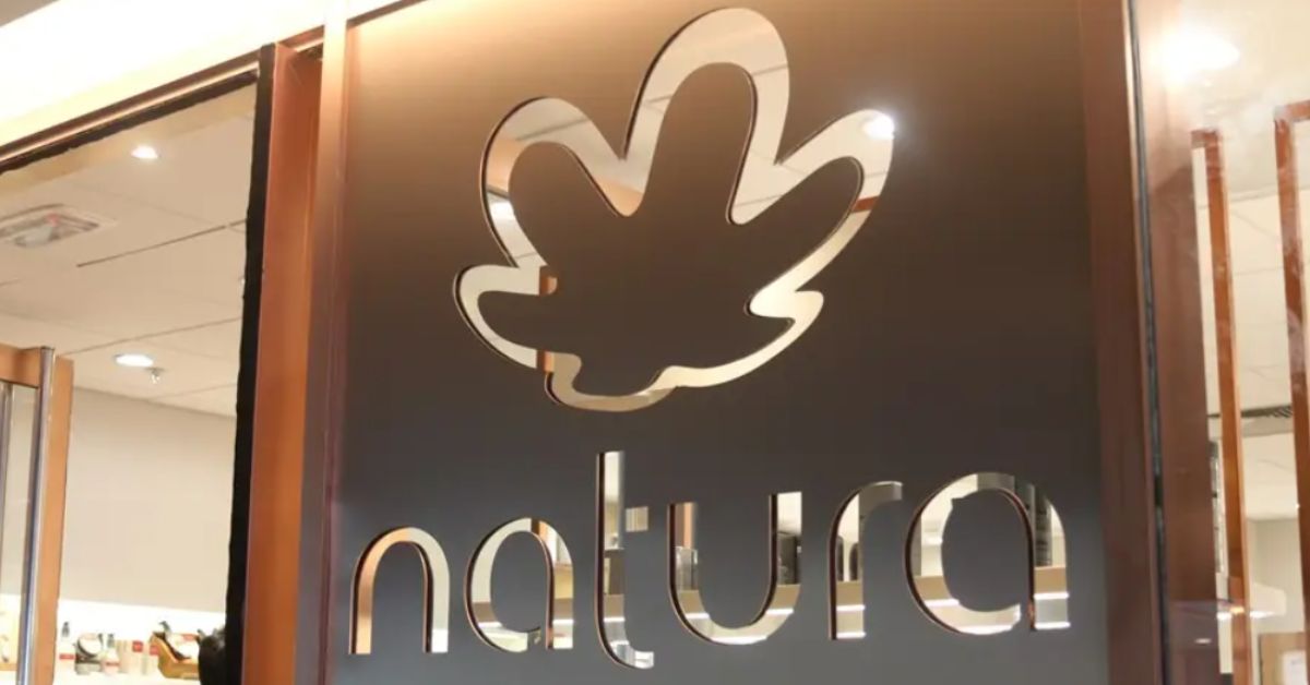 Fachada de escritório da Natura com o logotipo da empresa em destaque.