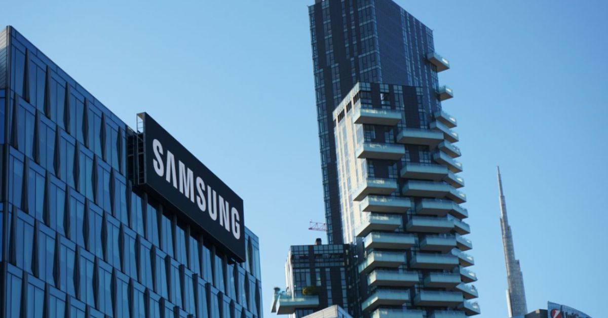 Prédio com fachada da Samsung, ilustrando lucro recorde, apesar de queda de ações