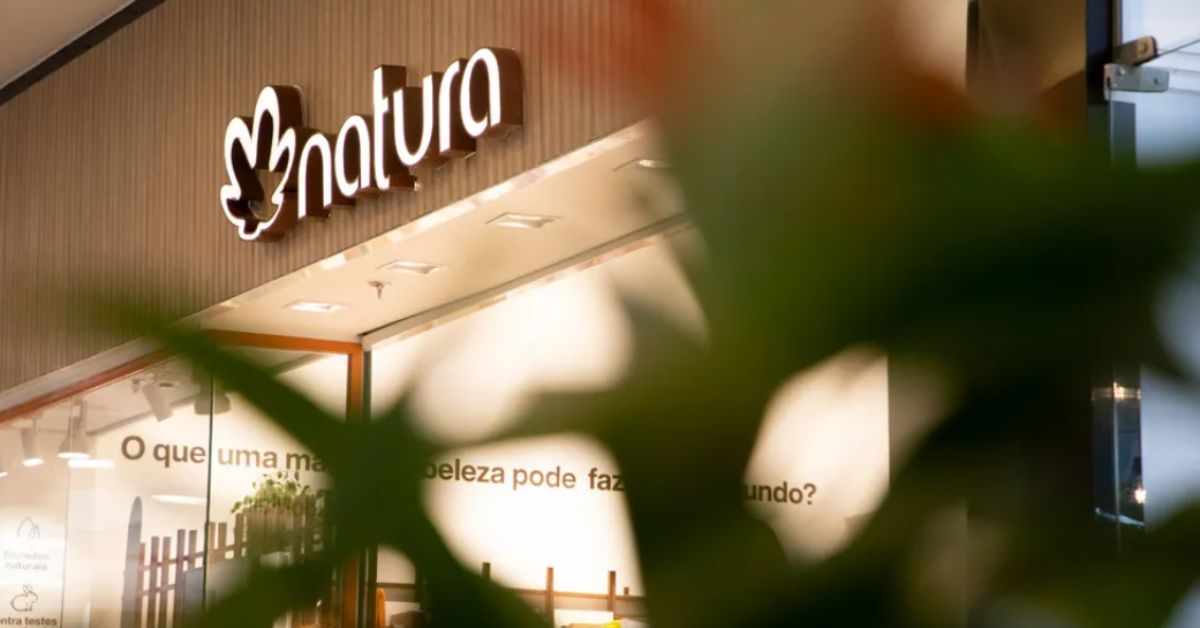 Fachada de loja da Natura com a marca em destaque, em imagem relacionada à expansão da empresa para a Shopee.