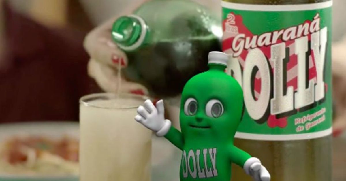 Garrafa de Guaraná Dolly ao lado do mascote da marca durante campanha publicitária, em imagem relacionada ao pedido de falência apresentado pela PGFN e pela PGE-SP.