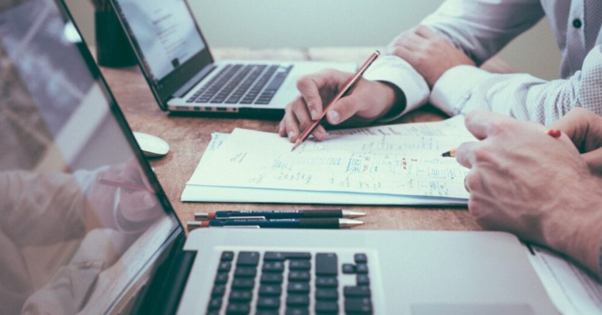 Profissional analisa indicadores de desempenho em notebook em escritório moderno, representando o crescimento das startups de IA no Brasil.