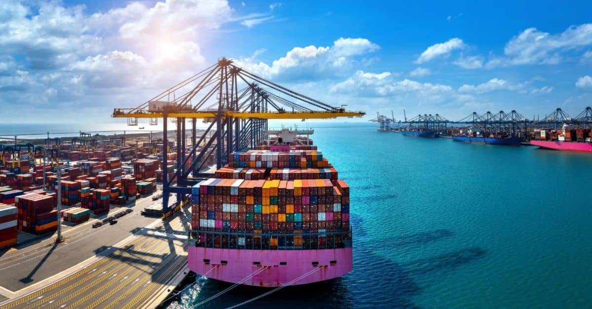Navio de contêineres atracado em terminal portuário durante operação de exportação, representando o superávit comercial Brasil 2026.
