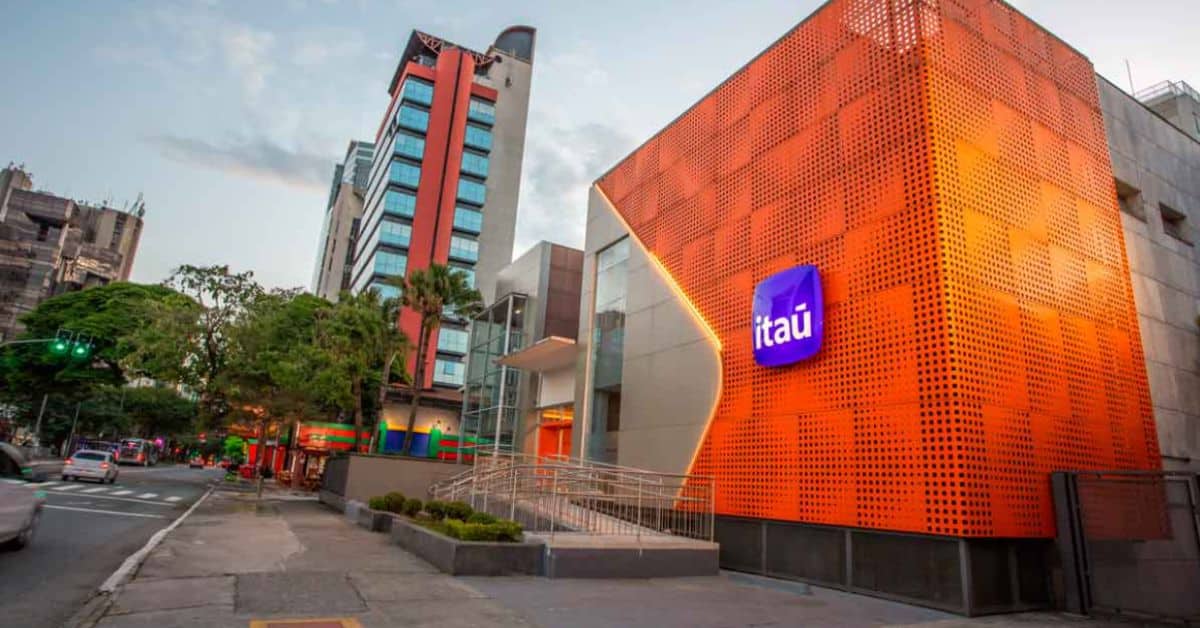 Fachada de uma agência do Itaú em área urbana, usada para ilustrar a temporada de resultados dos bancos no 2T26.