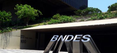 BNDES coloca aviões da Embraer como condição de financiamento. (Foto: Miguel Ângelo/Flickr)