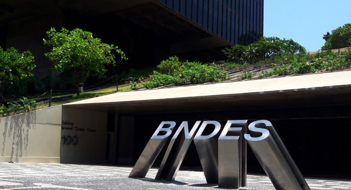 BNDES coloca aviões da Embraer como condição de financiamento. (Foto: Miguel Ângelo/Flickr)