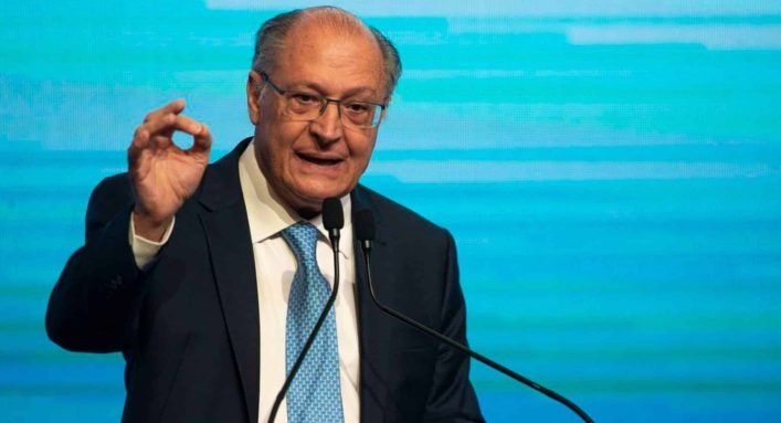 Alckmin ressaltou a importância de regulamentar a energia eólica offshore e destacou que o Ceará possui um grande potencial para liderar esse mercado.