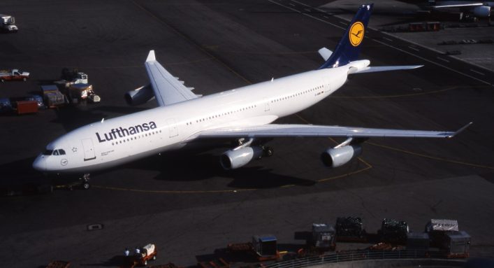 Companhia aérea Lufthansa em crise. (Foto: René Francillon/Wikimedia Commons)