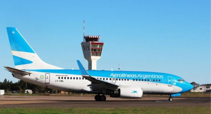 Greve na Aerolíneas Argentinas provoca cancelamento de voos e afeta milhares de passageiros.