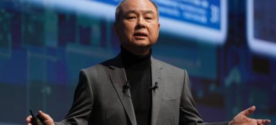 Masayoshi Son enfrenta prejuízos com a queda da bolsa do Japão. (Foto: Reprodução/Bloomberg)