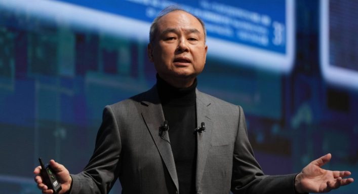 Masayoshi Son enfrenta prejuízos com a queda da bolsa do Japão. (Foto: Reprodução/Bloomberg)