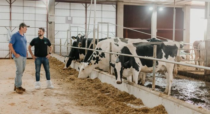 Produtor e Leonardo Guedes em fazenda de produção de leite (Foto: Divulgação)