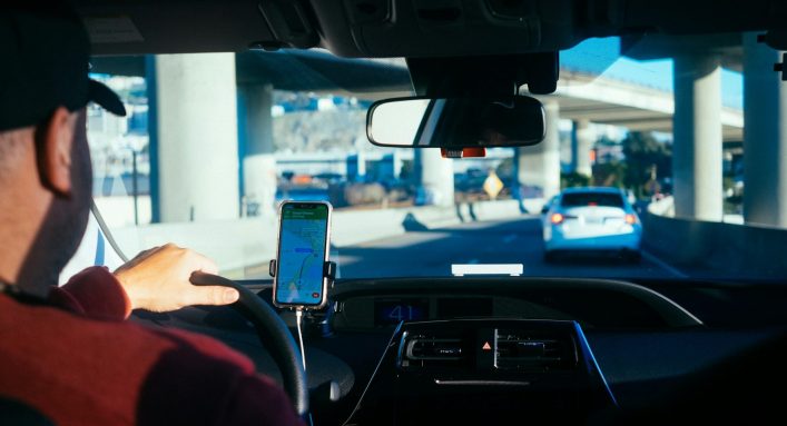 Saiba quanto Motoristas de aplicativo ganham em 2024. (Foto: Paul Hanaoka/Unsplash)