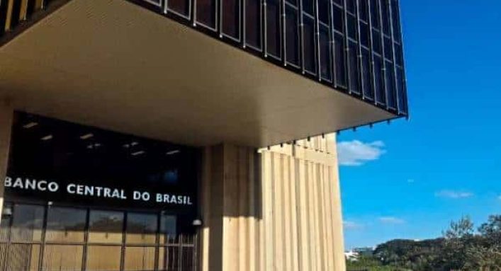 Economistas revisam projeção de inflação para 2024, enquanto mercado mantém estimativas para PIB e taxa de juros.