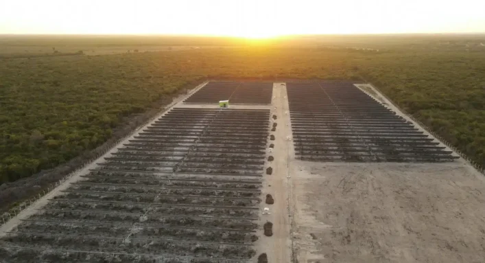 Imagem aérea da UFV Beberibe (3,16 MWp). Localizada no município de Beberibe, no Ceará. Fonte: Kroma Energia geração distribuída