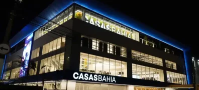 Grupo Casas Bahia relata prejuízo de R$ 836 milhões no 3T23, devido à reestruturação e queda na receita, impactando os resultados financeiros.