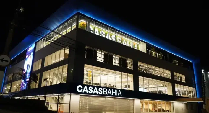 Grupo Casas Bahia relata prejuízo de R$ 836 milhões no 3T23, devido à reestruturação e queda na receita, impactando os resultados financeiros.