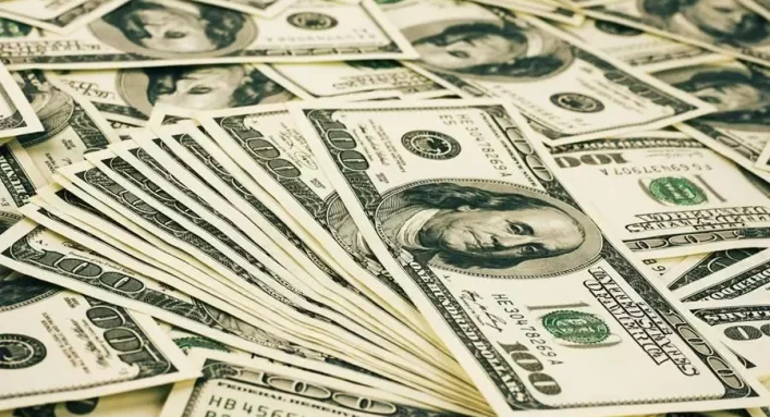 O dólar norte-americano continua a mostrar força em comparação com outras moedas globais.