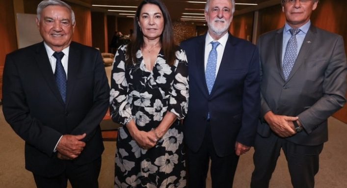 Diretoria eleita: José Zeferino Pedrozo (esq.), Margarete Coelho, Carlos Melles e Bruno Quick. (Foto: Erivelton Viana)