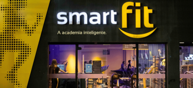 A rede de academias Smart Fit (SMFT3) tem chamado a atenção dos investidores devido ao seu impressionante desempenho no mercado de ações, com uma alta de 53,2% ao longo do ano.