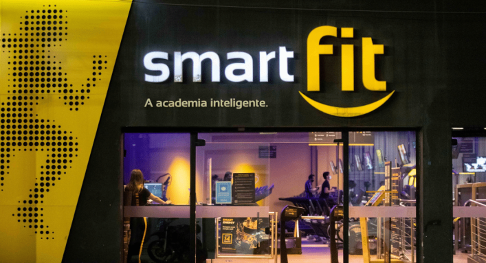 A rede de academias Smart Fit (SMFT3) tem chamado a atenção dos investidores devido ao seu impressionante desempenho no mercado de ações, com uma alta de 53,2% ao longo do ano.